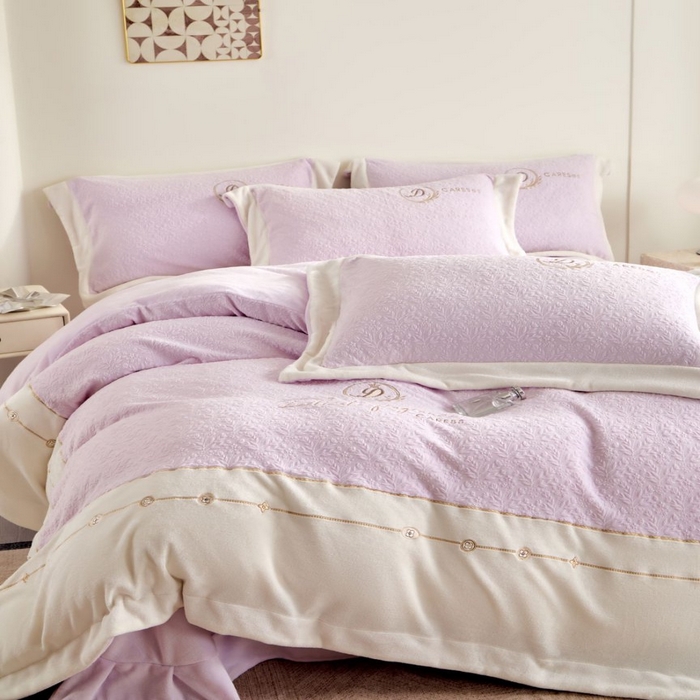 91家纺网 家纺一手货源 找家纺 七里香 2025新款雕花绒牛奶绒刺绣四件套-锦穗绒华系列 锦穗绒华-紫色