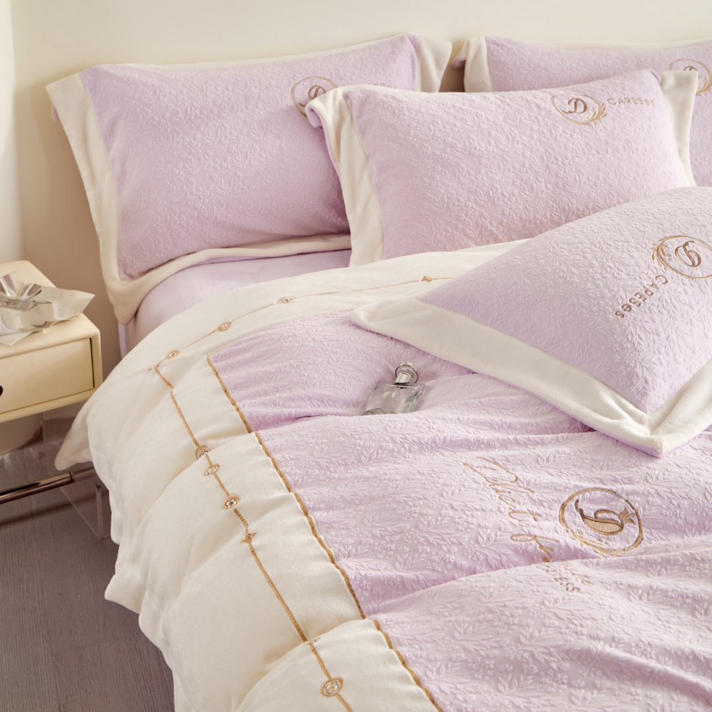 91家纺网 家纺一手货源 找家纺 七里香 2025新款雕花绒牛奶绒刺绣四件套-锦穗绒华系列 锦穗绒华-紫色