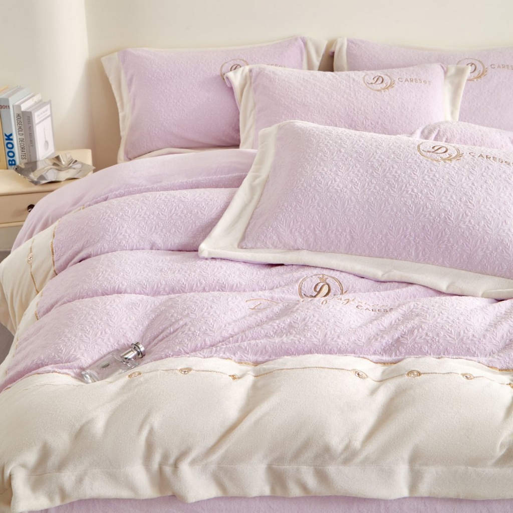 91家纺网 家纺一手货源 找家纺 七里香 2025新款雕花绒牛奶绒刺绣四件套-锦穗绒华系列 锦穗绒华-紫色