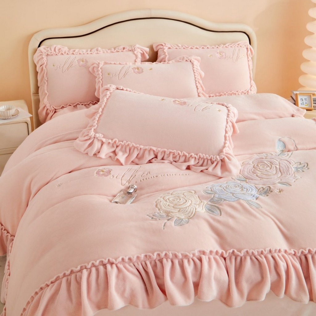 91家纺网 家纺一手货源 找家纺 七里香 2025新款牛奶绒刺绣四件套-枝意系列 枝意-粉玉