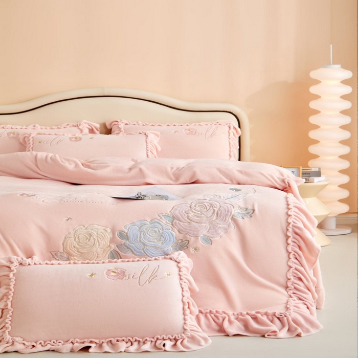 91家纺网 家纺一手货源 找家纺 七里香 2025新款牛奶绒刺绣四件套-枝意系列 枝意-粉玉