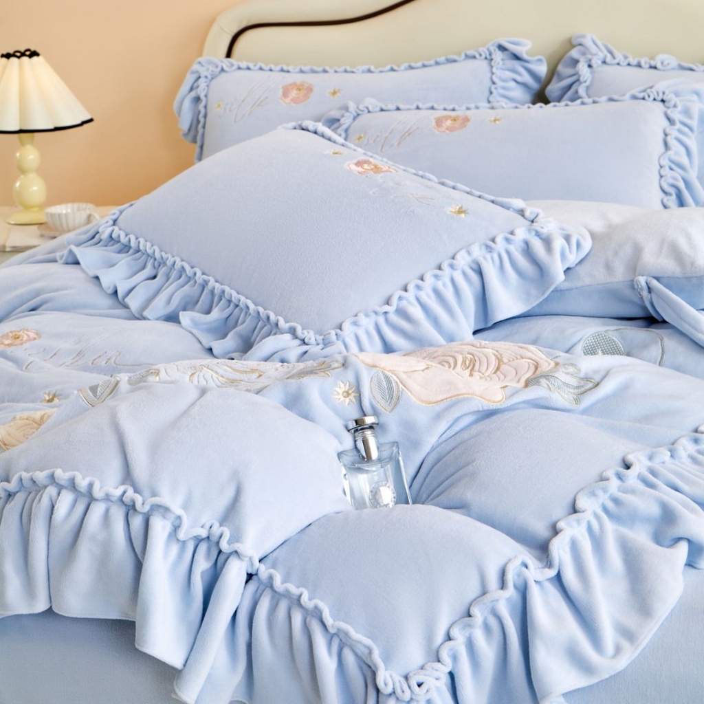 91家纺网 家纺一手货源 找家纺 七里香 2025新款牛奶绒刺绣四件套-枝意系列 枝意-蓝色