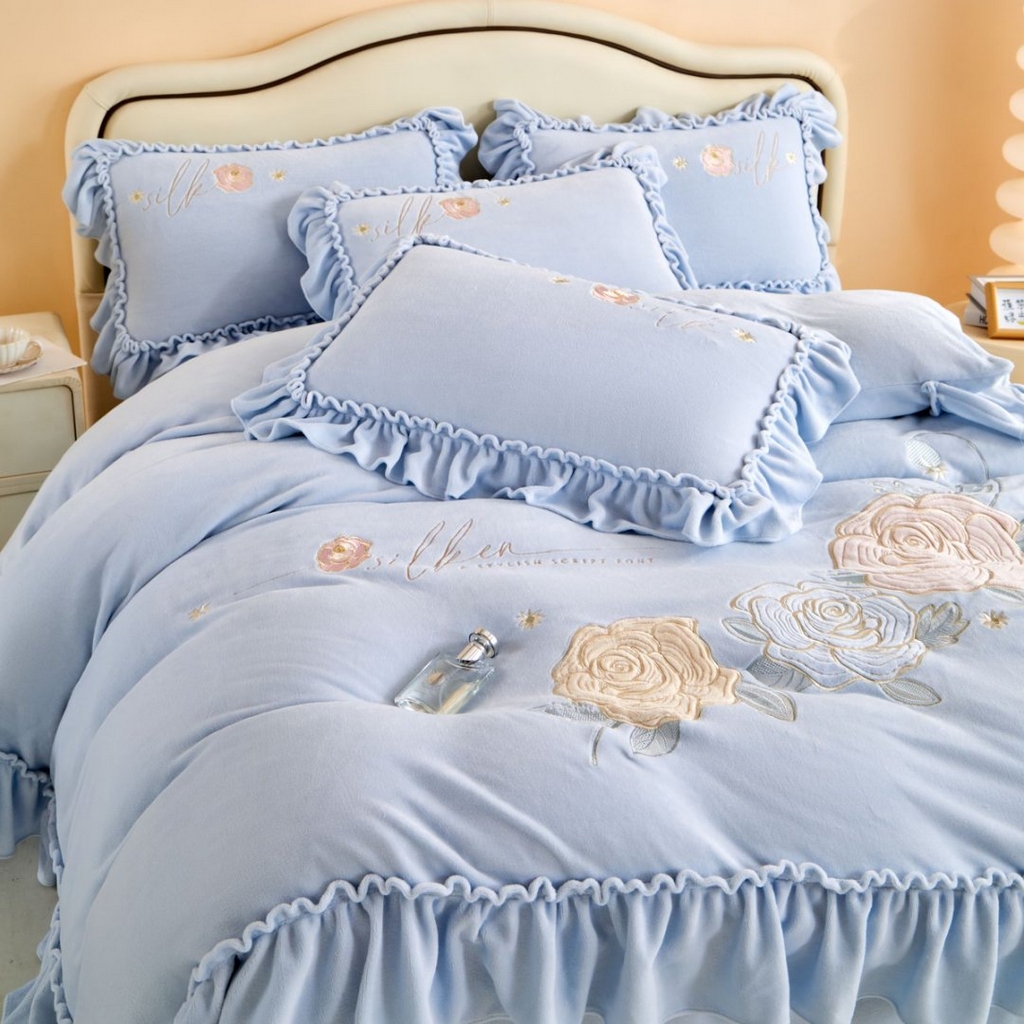 91家纺网 家纺一手货源 找家纺 七里香 2025新款牛奶绒刺绣四件套-枝意系列 枝意-蓝色