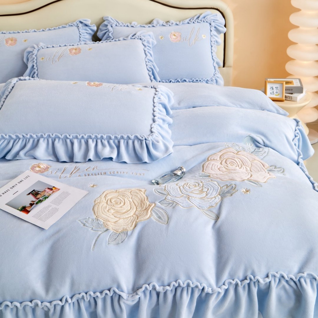 91家纺网 家纺一手货源 找家纺 七里香 2025新款牛奶绒刺绣四件套-枝意系列 枝意-蓝色