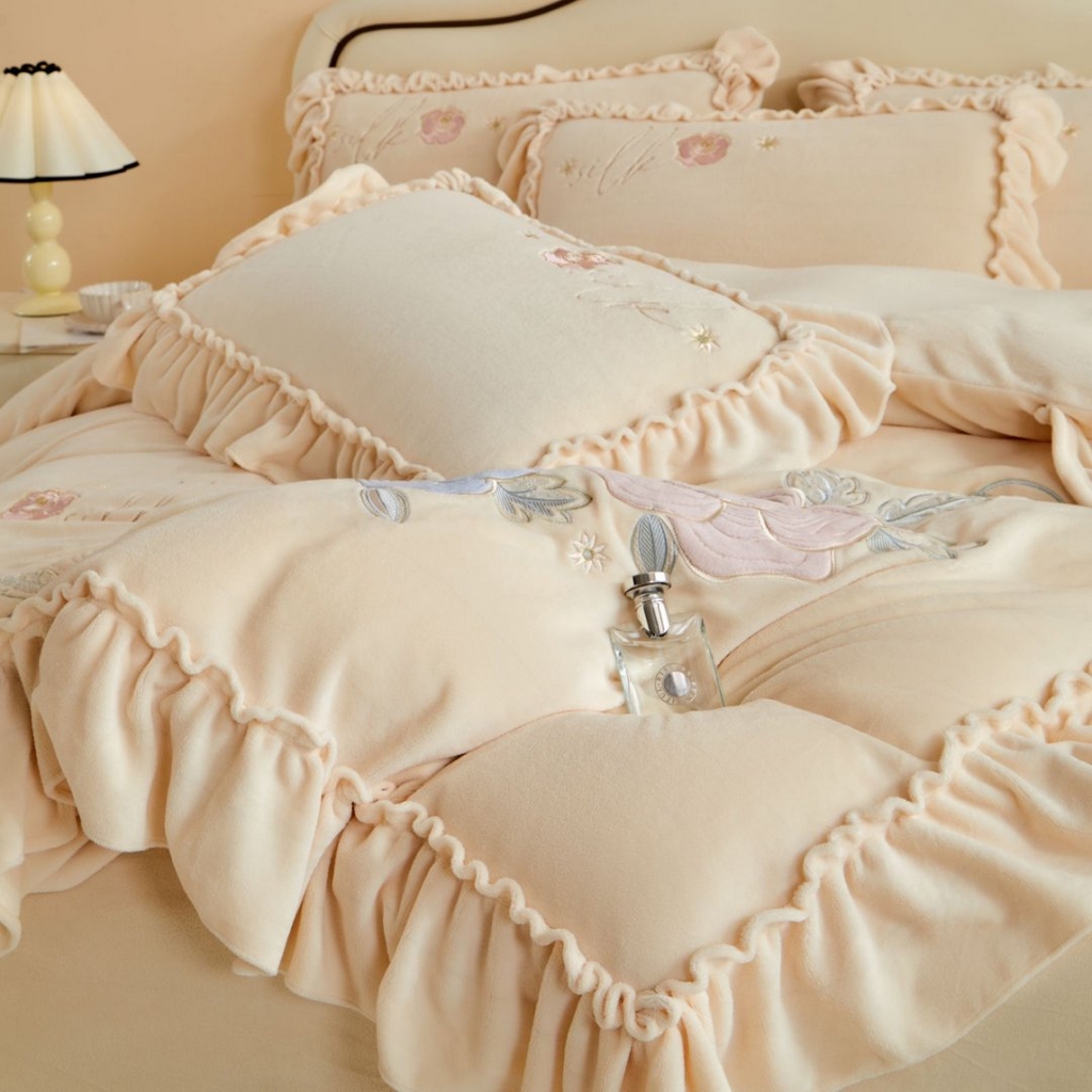 91家纺网 家纺一手货源 找家纺 七里香 2025新款牛奶绒刺绣四件套-枝意系列 枝意-米黄