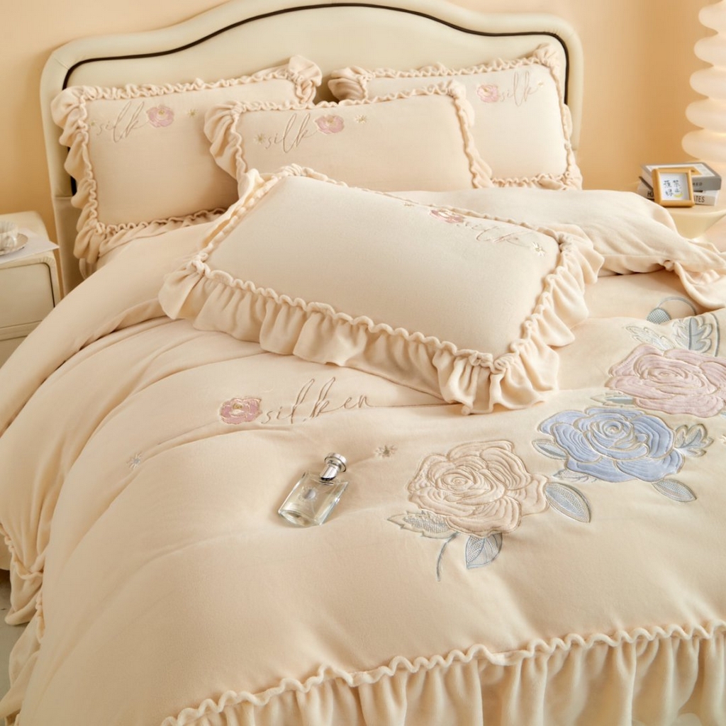 91家纺网 家纺一手货源 找家纺 七里香 2025新款牛奶绒刺绣四件套-枝意系列 枝意-米黄