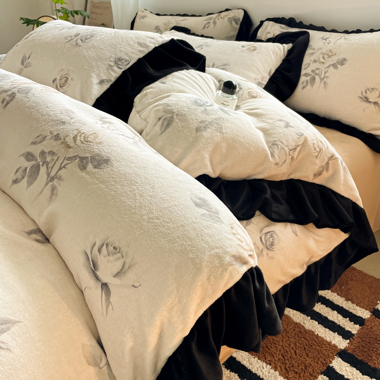 91家纺网 家纺一手货源 找家纺 慕澄家纺 2025新款赫本风牛奶绒花边款四件套 花边款-灿烂花语