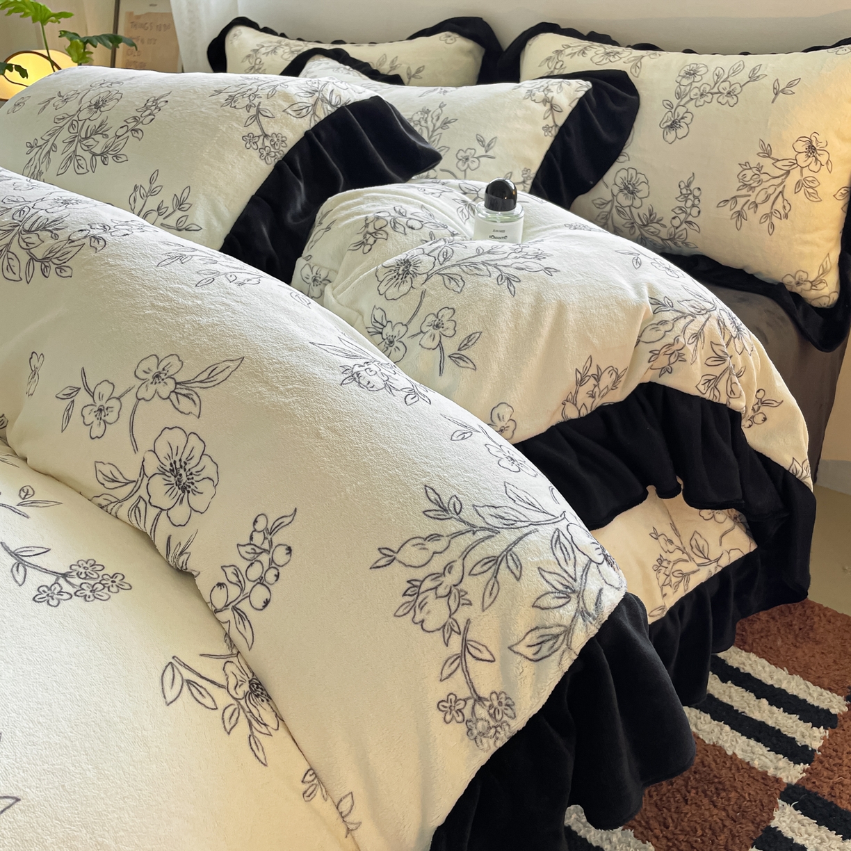 91家纺网 家纺一手货源 找家纺 （总）慕澄家纺 2025新款赫本风牛奶绒花边款四件套