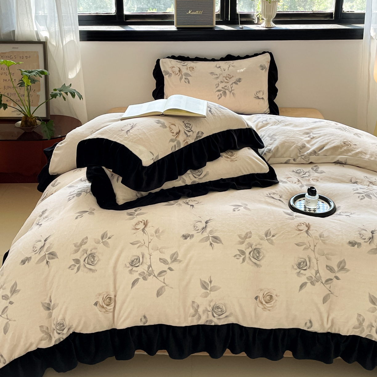 91家纺网 家纺一手货源 找家纺 慕澄家纺 2025新款赫本风牛奶绒花边款四件套 花边款-灿烂花语