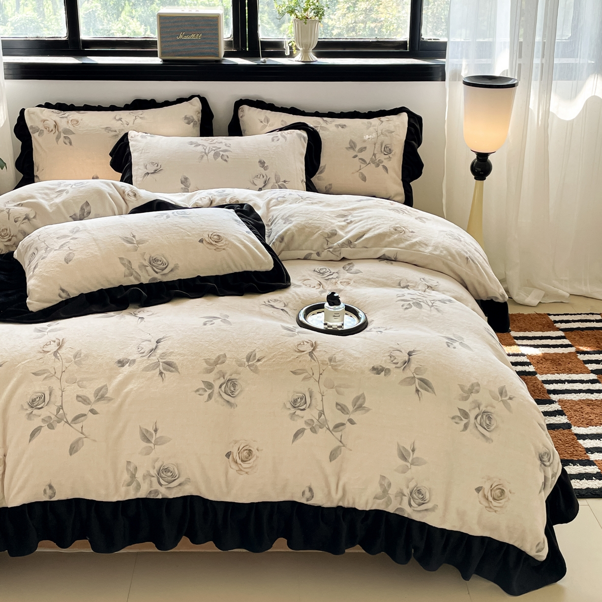 91家纺网 家纺一手货源 找家纺 慕澄家纺 2025新款赫本风牛奶绒花边款四件套 花边款-灿烂花语