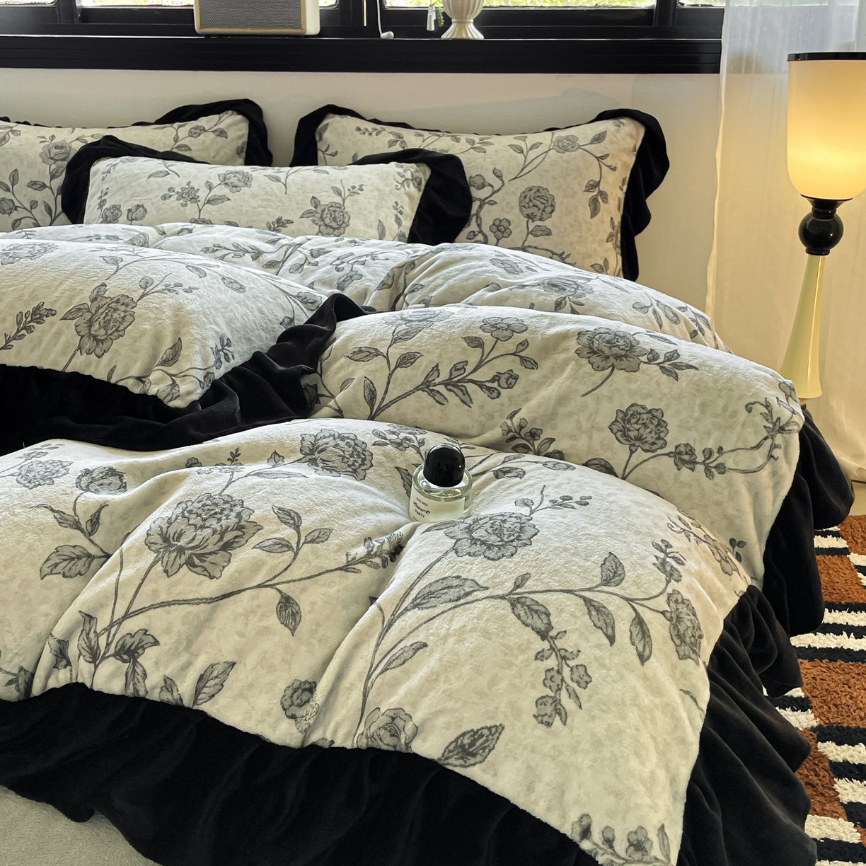 91家纺网 家纺一手货源 找家纺 慕澄家纺 2025新款赫本风牛奶绒花边款四件套 花边款-法式风情