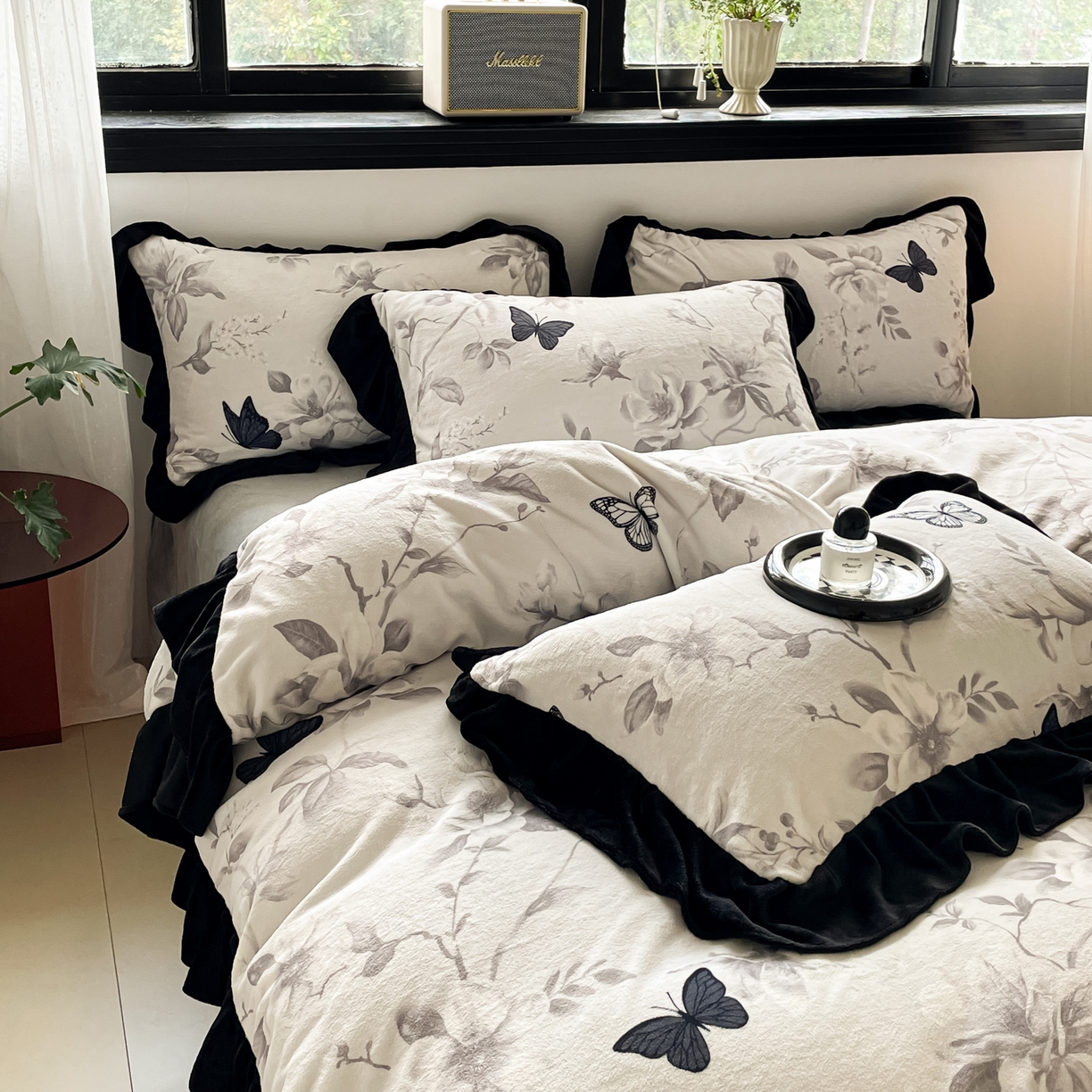 91家纺网 家纺一手货源 找家纺 慕澄家纺 2025新款赫本风牛奶绒花边款四件套 花边款-蝴蝶飞飞