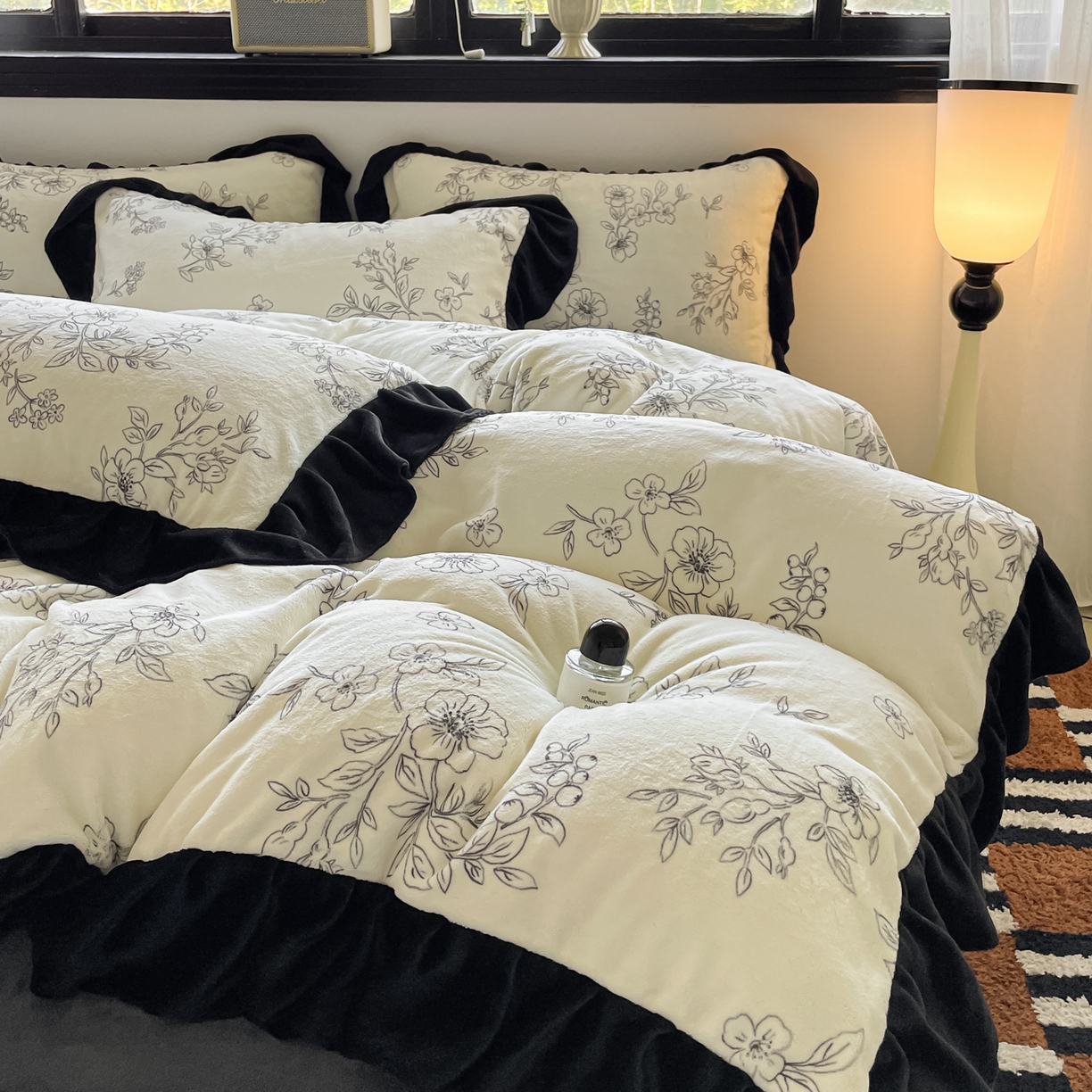 91家纺网 家纺一手货源 找家纺 （总）慕澄家纺 2025新款赫本风牛奶绒花边款四件套