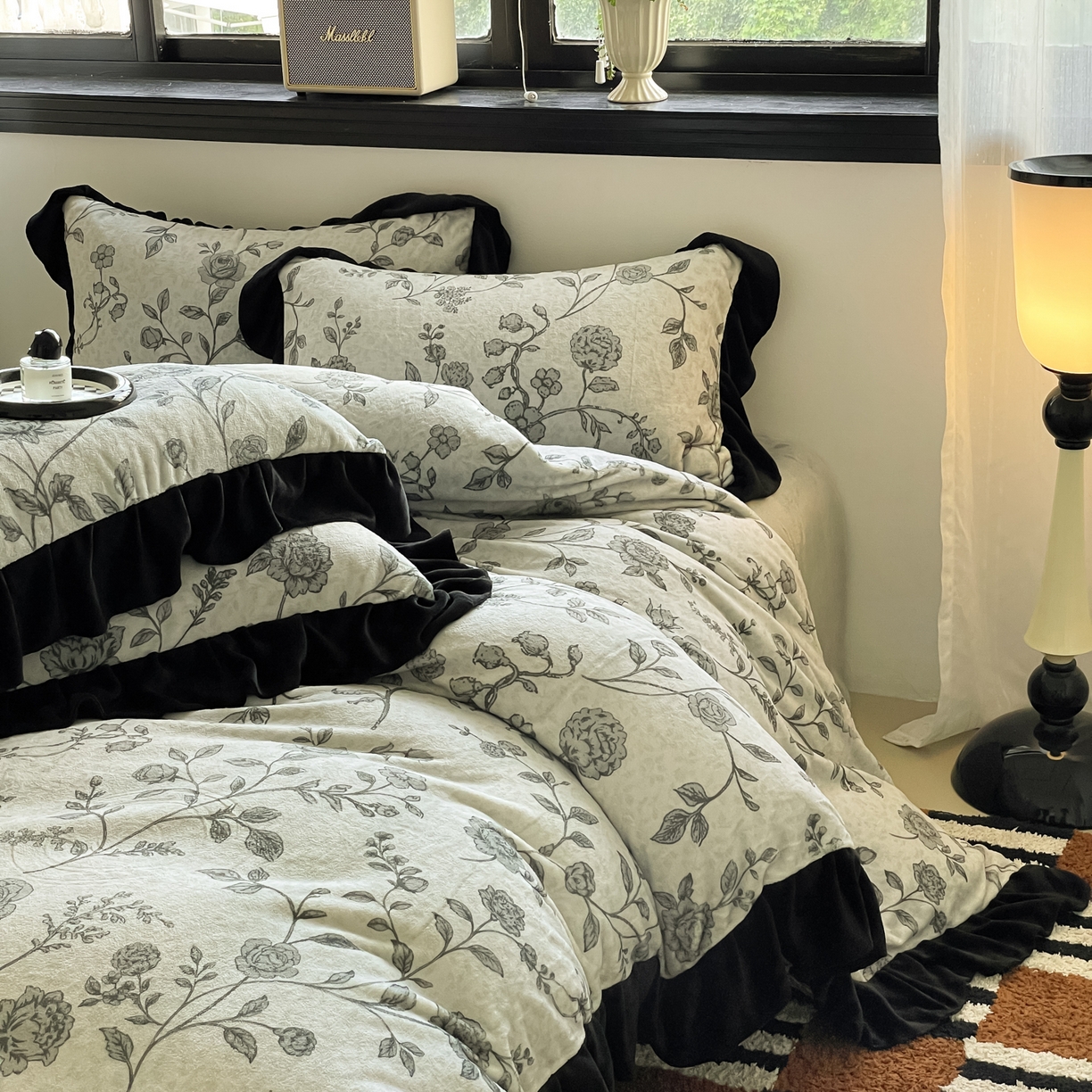 91家纺网 家纺一手货源 找家纺 慕澄家纺 2025新款赫本风牛奶绒花边款四件套 花边款-法式风情