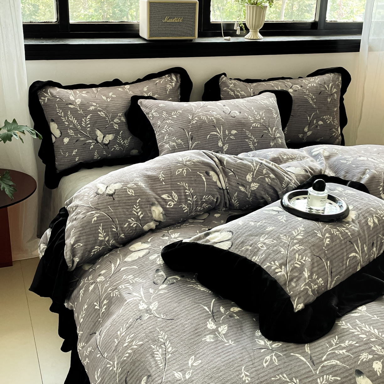 91家纺网 家纺一手货源 找家纺 慕澄家纺 2025新款赫本风牛奶绒花边款四件套 花边款-邂逅