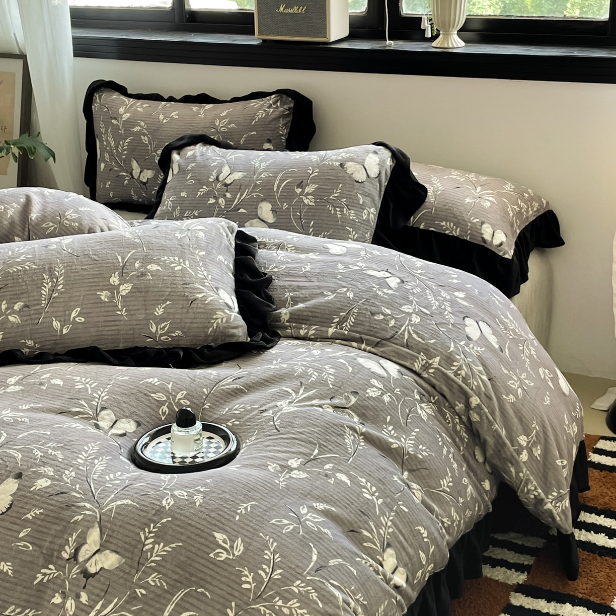 91家纺网 家纺一手货源 找家纺 慕澄家纺 2025新款赫本风牛奶绒花边款四件套 花边款-邂逅