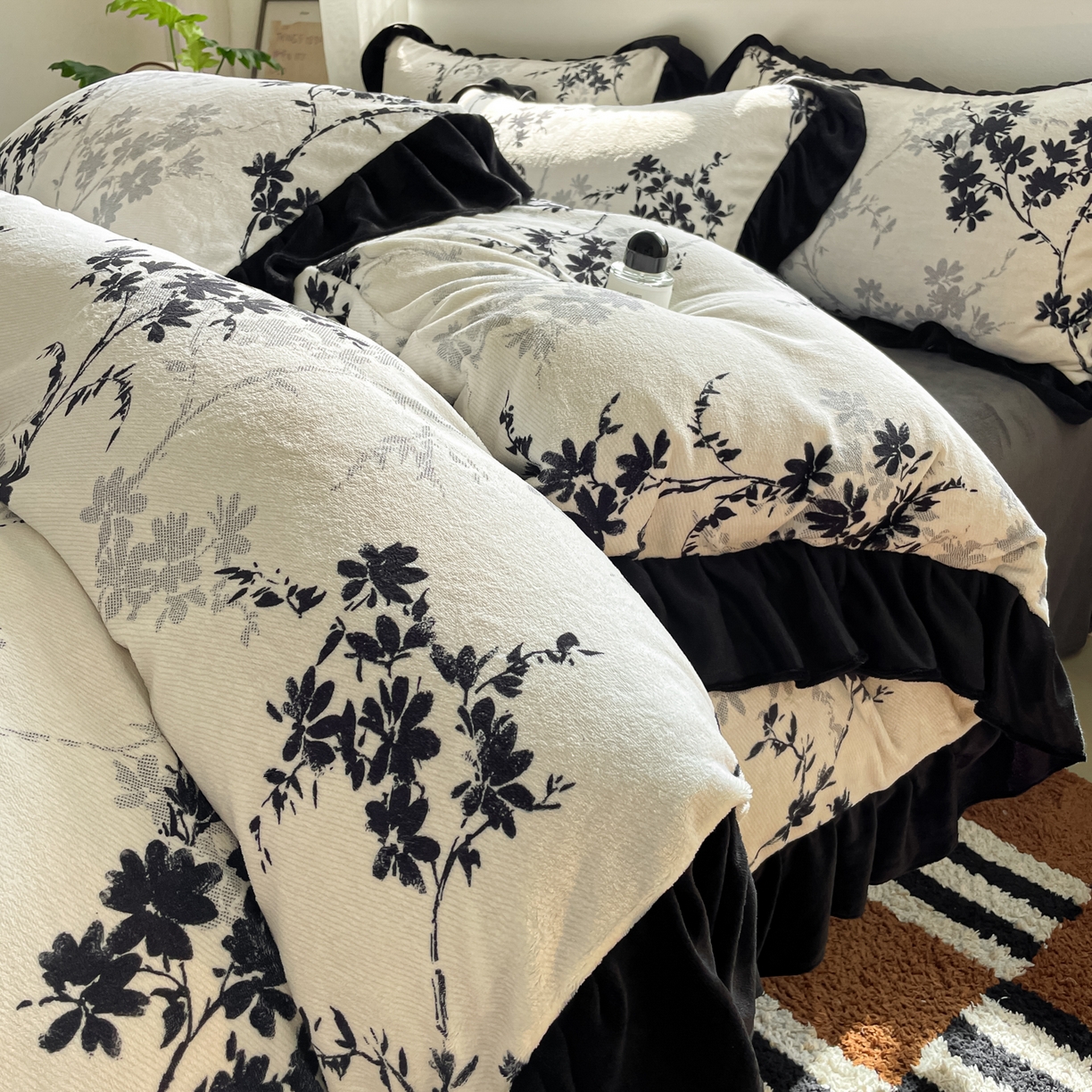 91家纺网 家纺一手货源 找家纺 慕澄家纺 2025新款赫本风牛奶绒花边款四件套 花边款-花枝