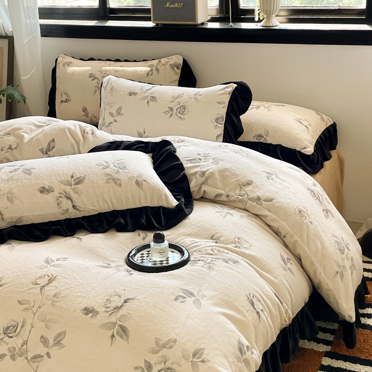 91家纺网 家纺一手货源 找家纺 慕澄家纺 2025新款赫本风牛奶绒花边款四件套 花边款-灿烂花语