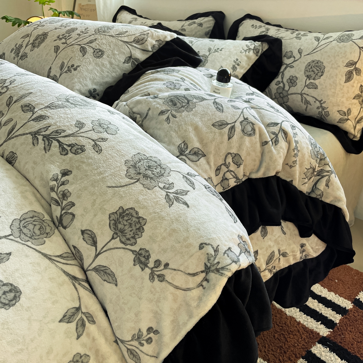 91家纺网 家纺一手货源 找家纺 慕澄家纺 2025新款赫本风牛奶绒花边款四件套 花边款-法式风情