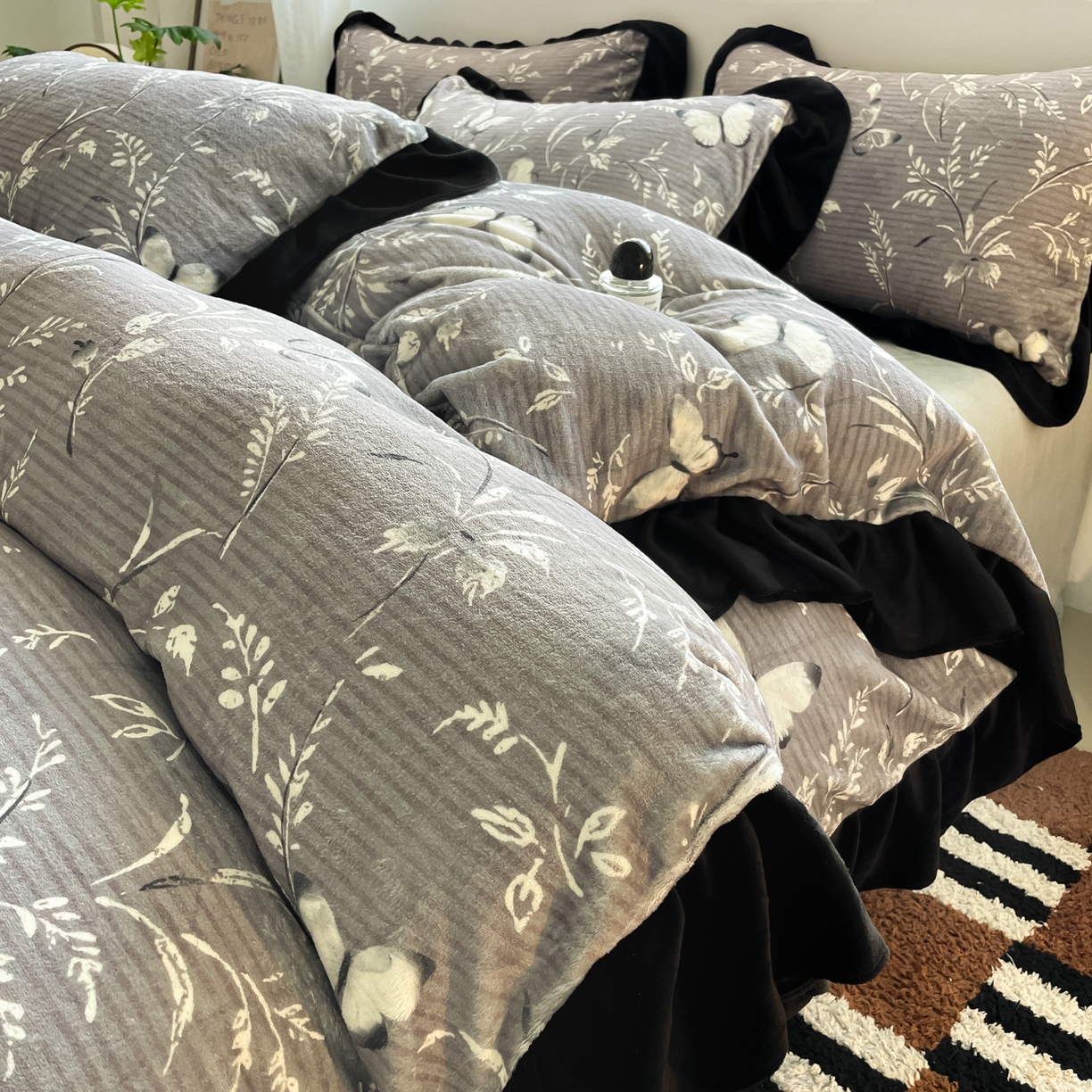 91家纺网 家纺一手货源 找家纺 慕澄家纺 2025新款赫本风牛奶绒花边款四件套 花边款-邂逅