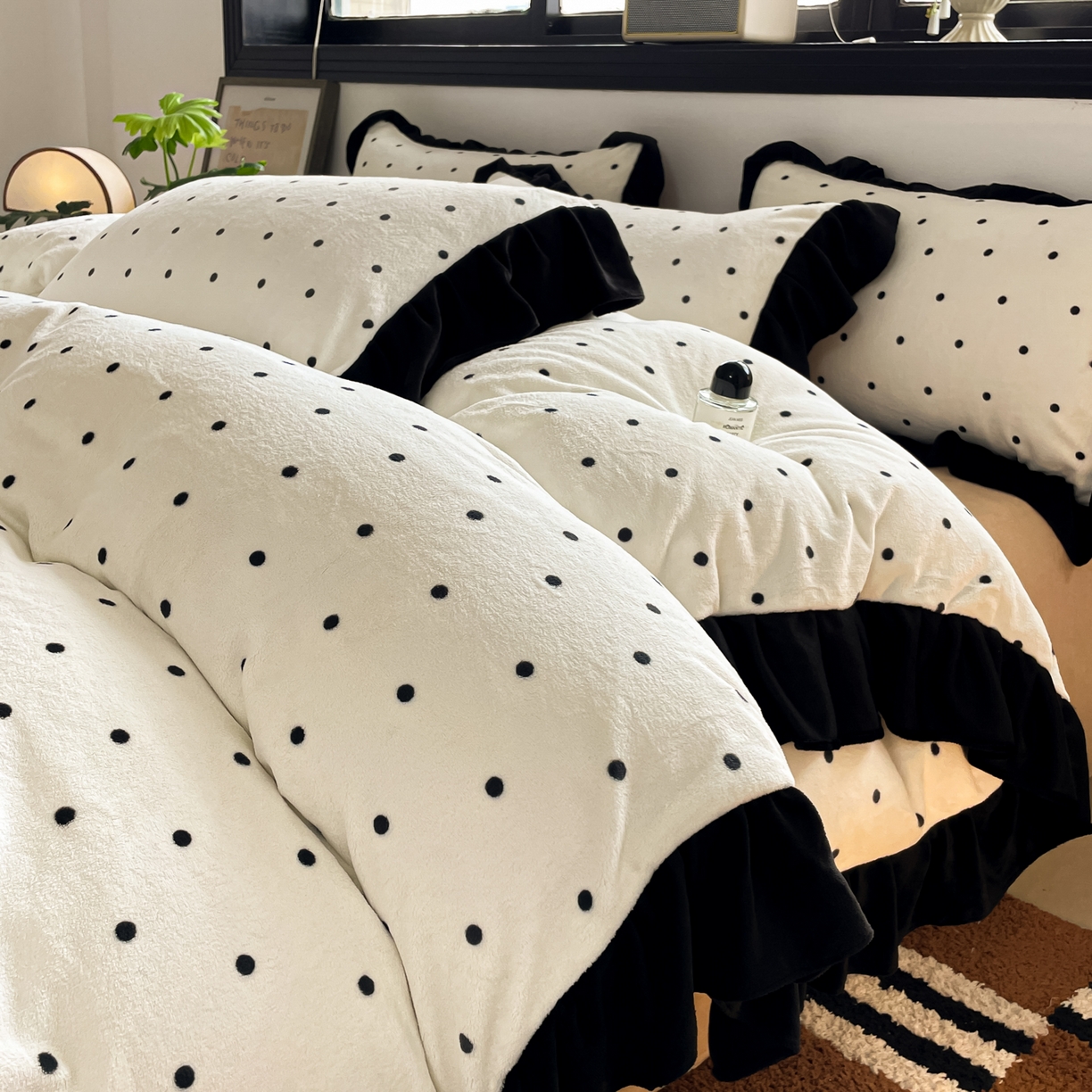 91家纺网 家纺一手货源 找家纺 （总）慕澄家纺 2025新款赫本风牛奶绒花边款四件套