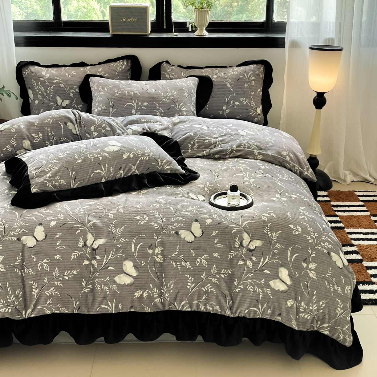 91家纺网 家纺一手货源 找家纺 慕澄家纺 2025新款赫本风牛奶绒花边款四件套 花边款-邂逅