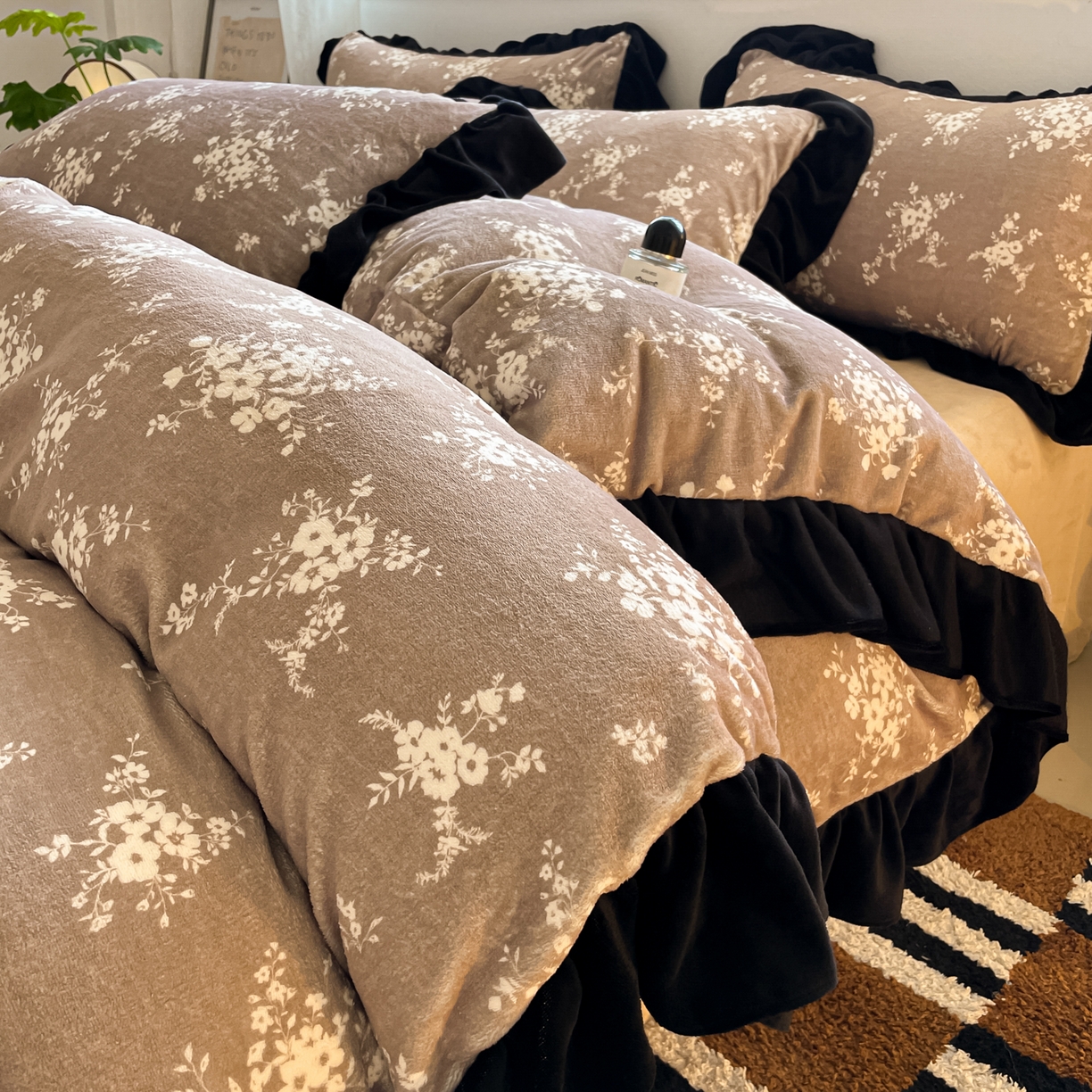 91家纺网 家纺一手货源 找家纺 （总）慕澄家纺 2025新款赫本风牛奶绒花边款四件套