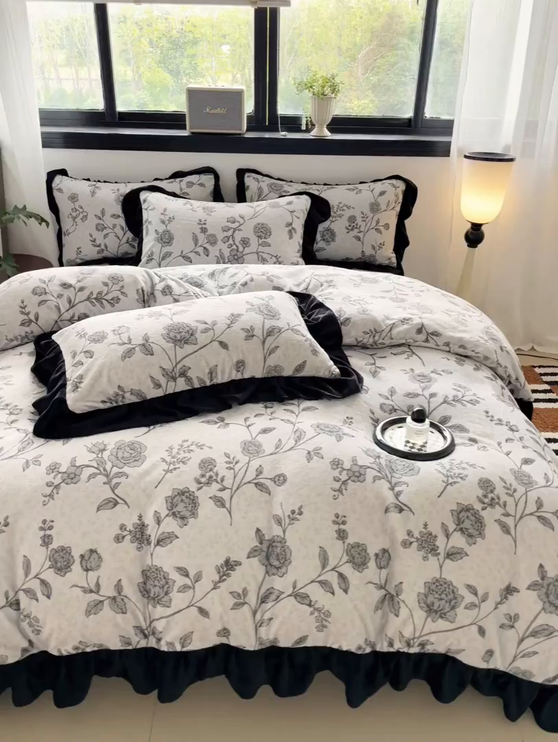 91家纺网 家纺一手货源 找家纺 慕澄家纺 2025新款赫本风牛奶绒花边款四件套 花边款-法式风情