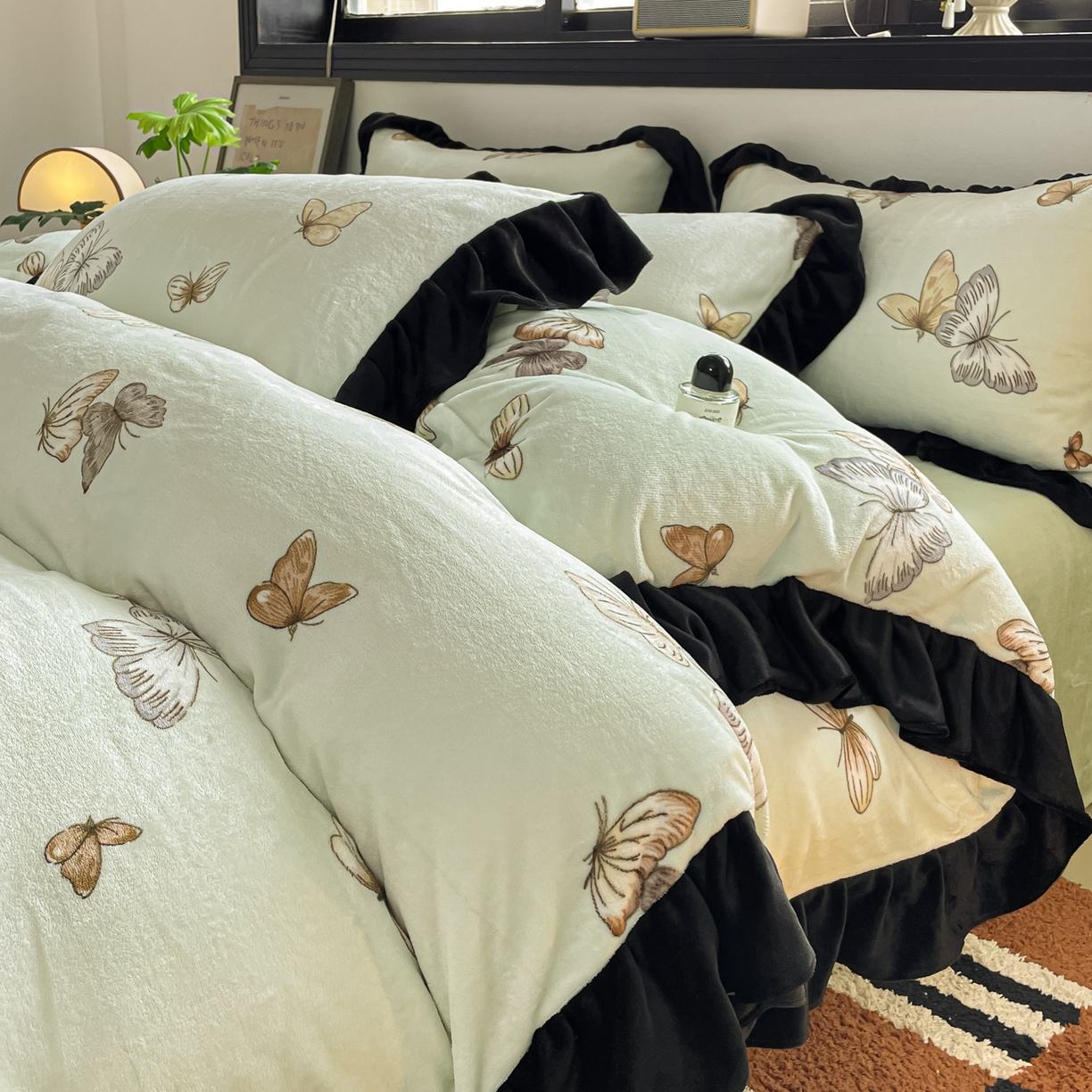 91家纺网 家纺一手货源 找家纺 （总）慕澄家纺 2025新款赫本风牛奶绒花边款四件套