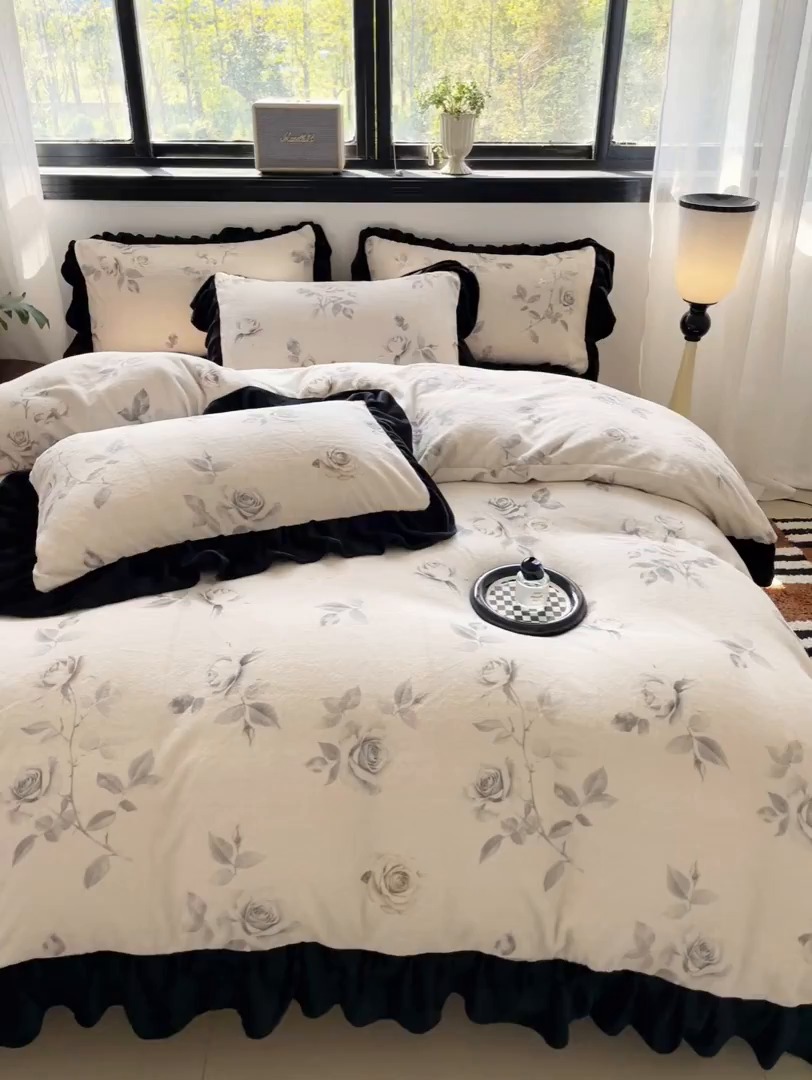 91家纺网 家纺一手货源 找家纺 慕澄家纺 2025新款赫本风牛奶绒花边款四件套 花边款-灿烂花语