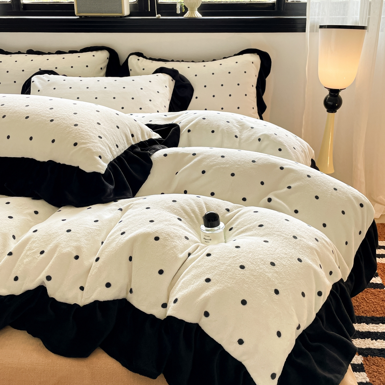 91家纺网 家纺一手货源 找家纺 慕澄家纺 2025新款赫本风牛奶绒花边款四件套 花边款-点点浪漫