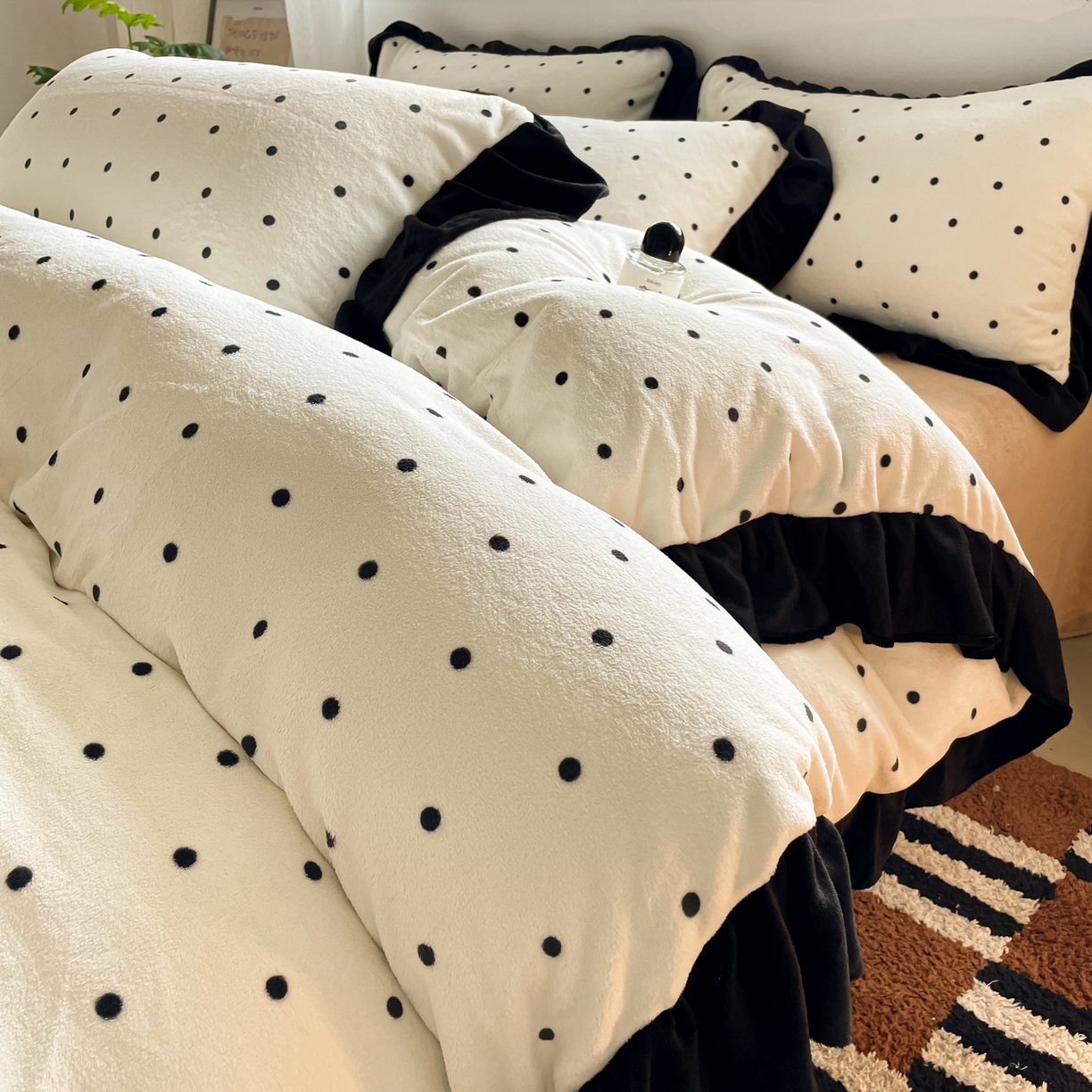 91家纺网 家纺一手货源 找家纺 慕澄家纺 2025新款赫本风牛奶绒花边款四件套 花边款-点点浪漫