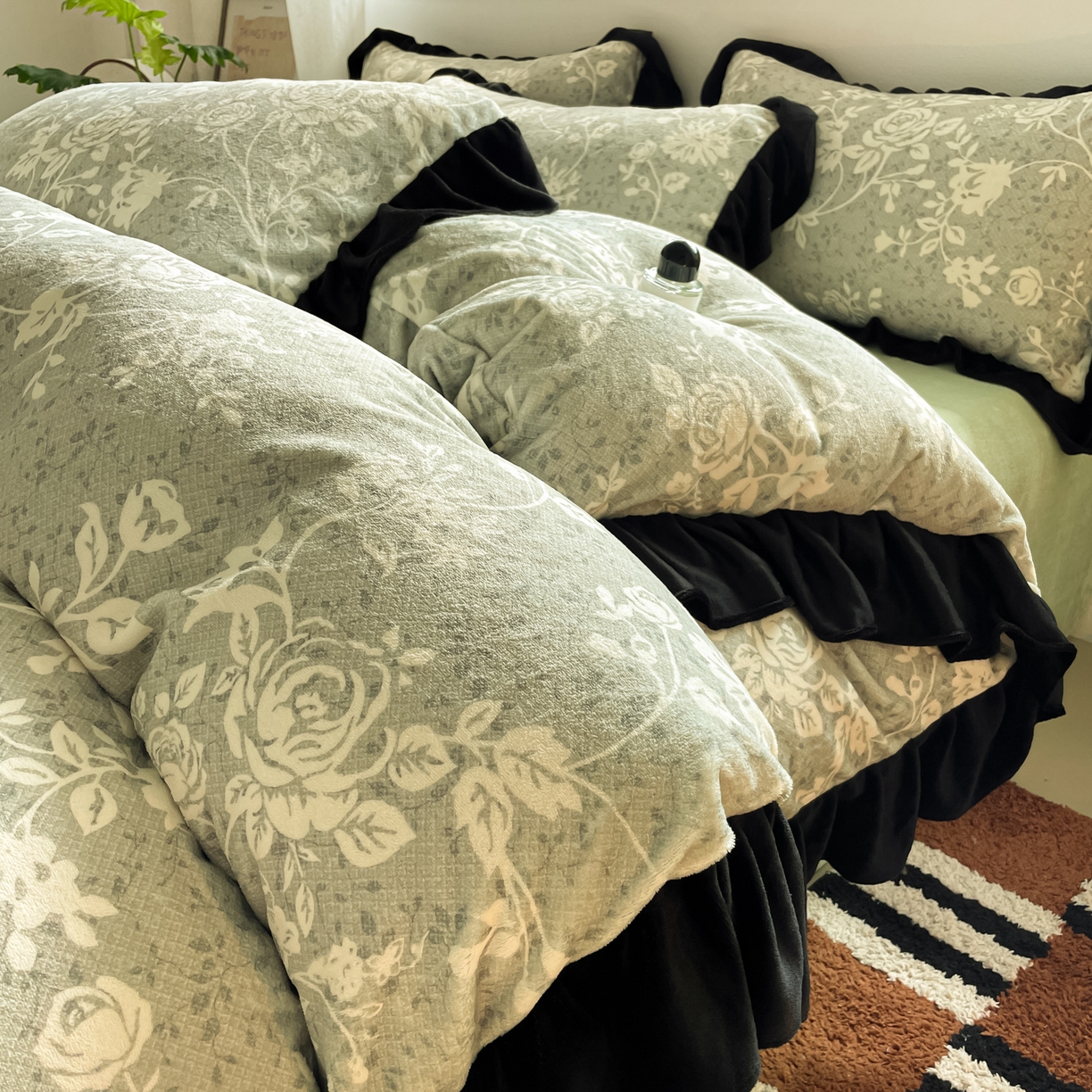 91家纺网 家纺一手货源 找家纺 慕澄家纺 2025新款赫本风牛奶绒花边款四件套 花边款-绿色心情