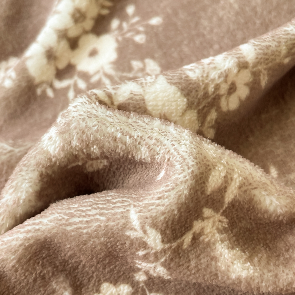 91家纺网 家纺一手货源 找家纺 慕澄家纺 2025新款赫本风牛奶绒花边款四件套 花边款-迷情花