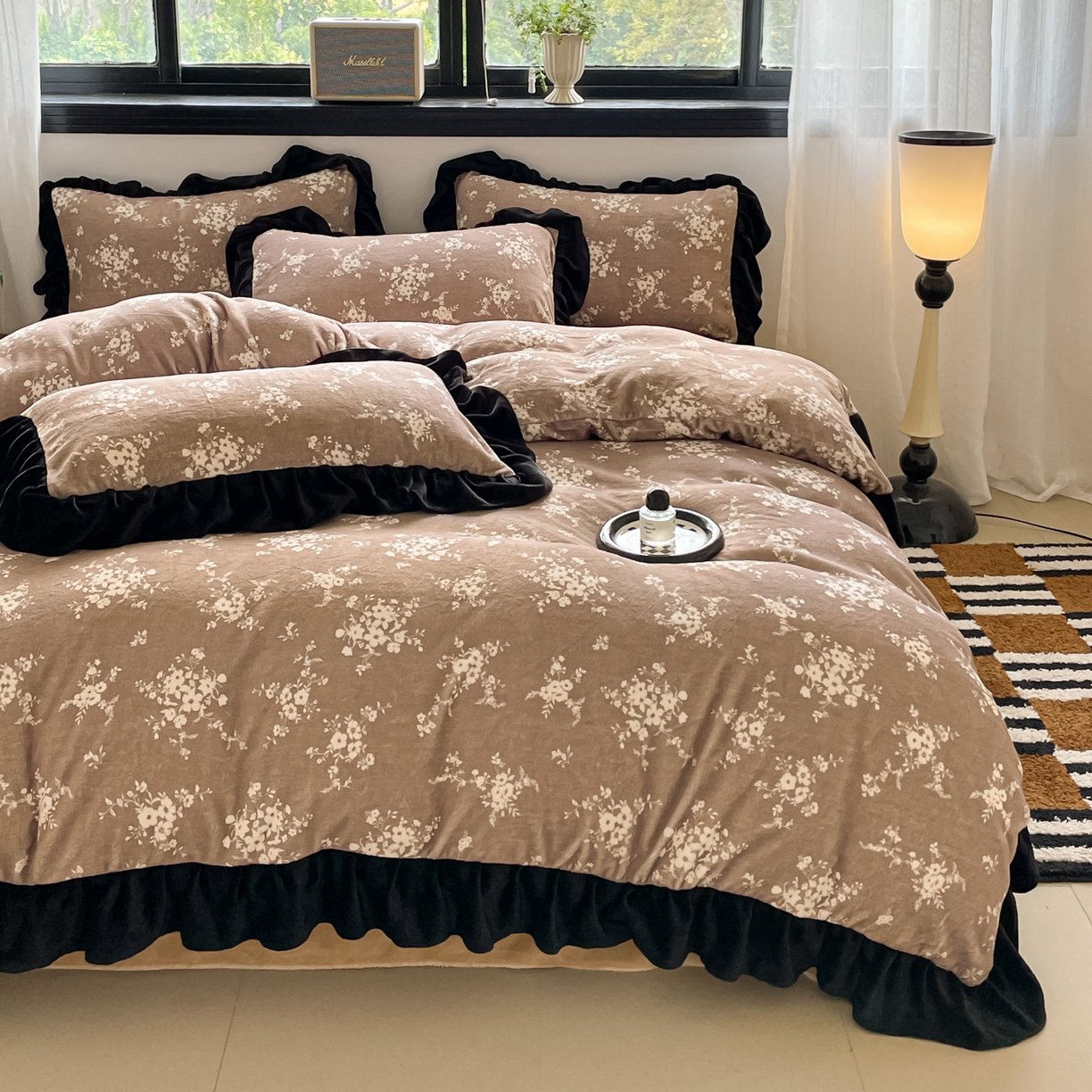 91家纺网 家纺一手货源 找家纺 慕澄家纺 2025新款赫本风牛奶绒花边款四件套 花边款-迷情花