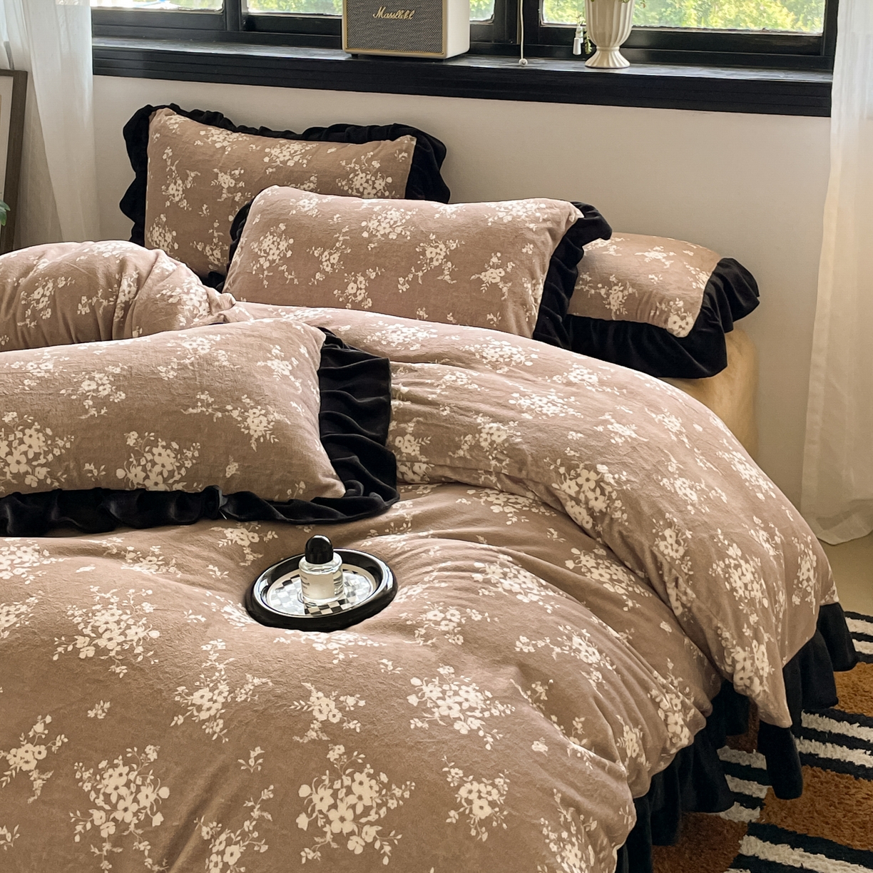 91家纺网 家纺一手货源 找家纺 慕澄家纺 2025新款赫本风牛奶绒花边款四件套 花边款-迷情花