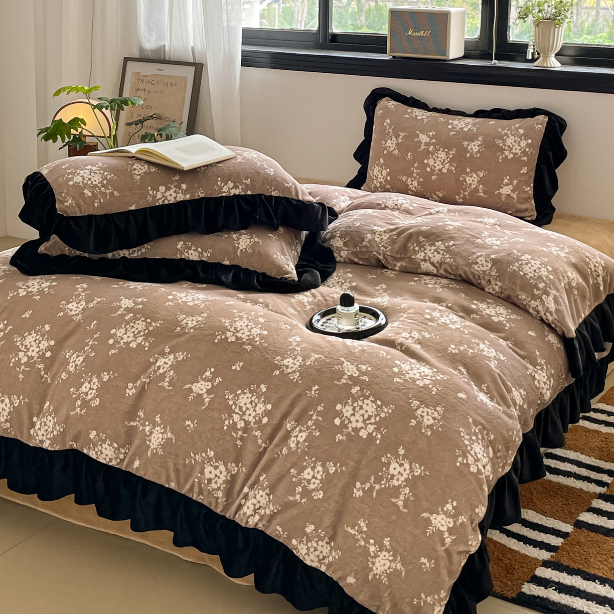 91家纺网 家纺一手货源 找家纺 慕澄家纺 2025新款赫本风牛奶绒花边款四件套 花边款-迷情花