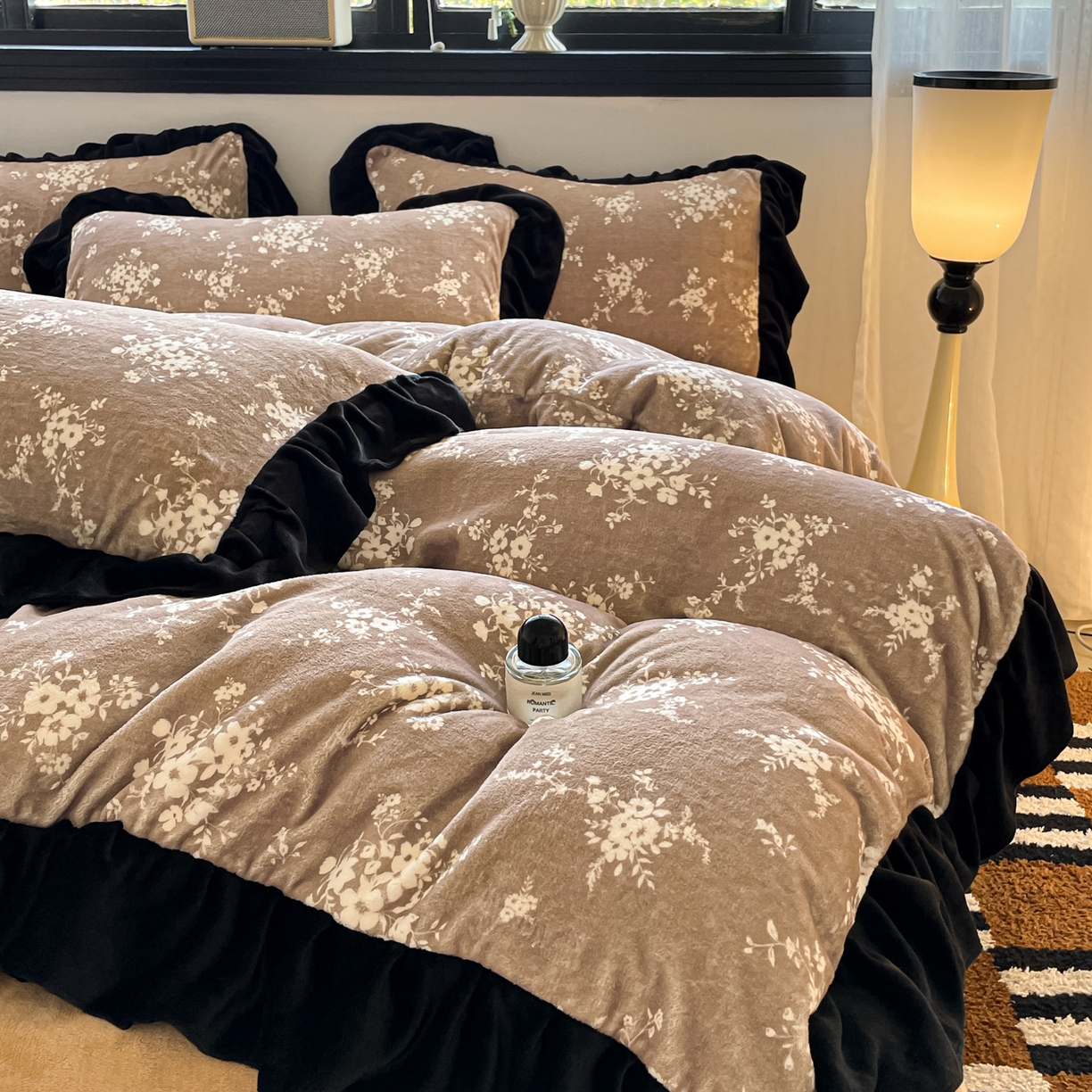 91家纺网 家纺一手货源 找家纺 慕澄家纺 2025新款赫本风牛奶绒花边款四件套 花边款-迷情花