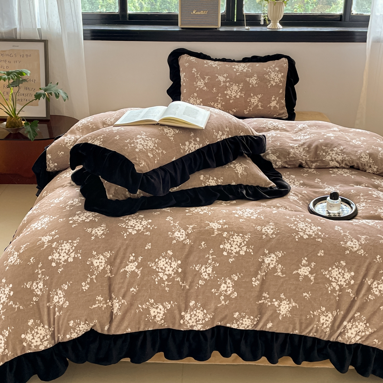 91家纺网 家纺一手货源 找家纺 慕澄家纺 2025新款赫本风牛奶绒花边款四件套 花边款-迷情花