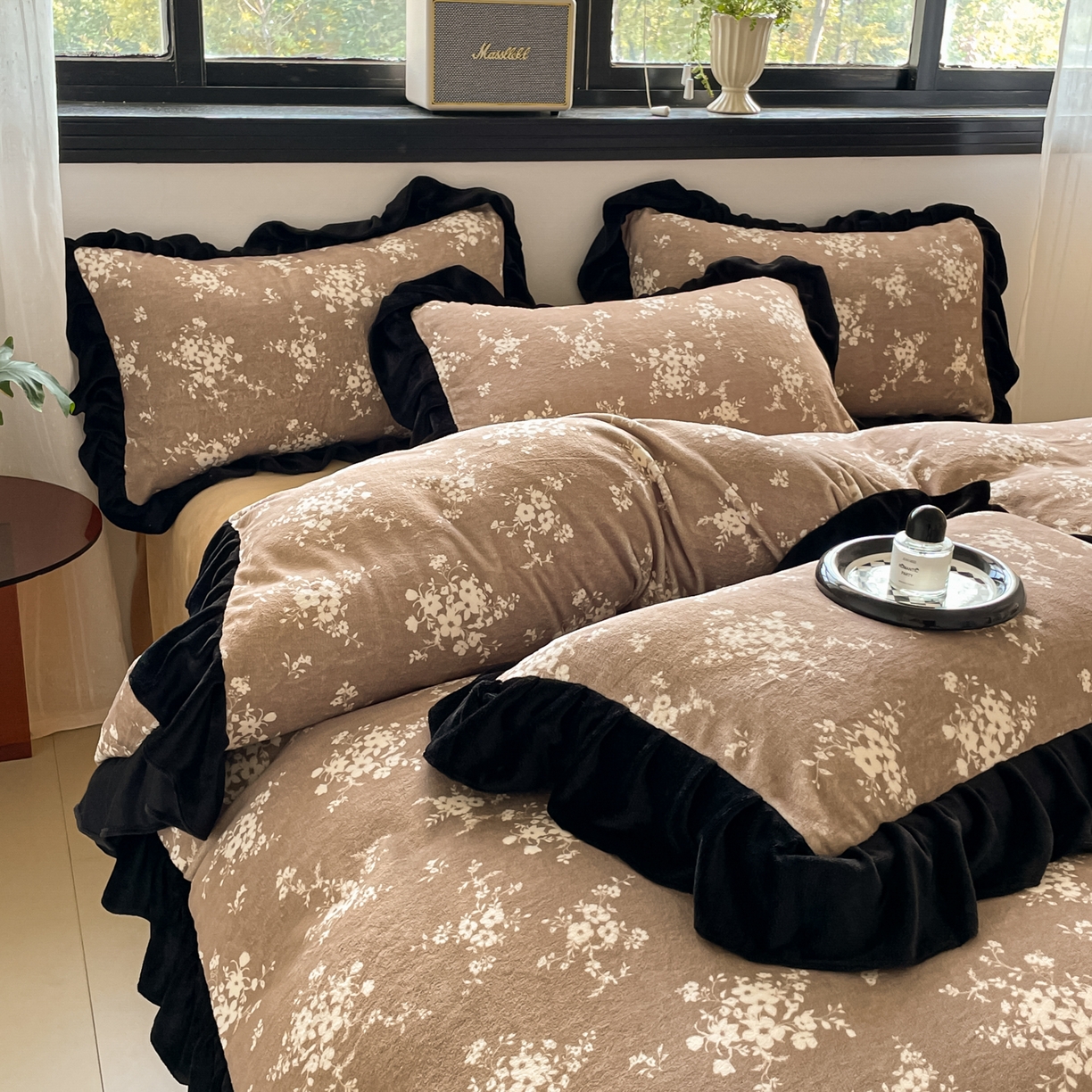 91家纺网 家纺一手货源 找家纺 慕澄家纺 2025新款赫本风牛奶绒花边款四件套 花边款-迷情花