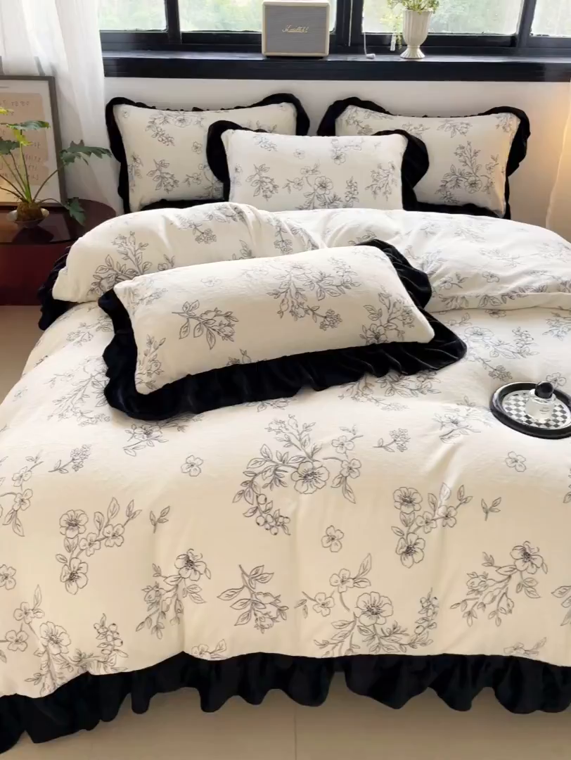 91家纺网 家纺一手货源 找家纺 慕澄家纺 2025新款赫本风牛奶绒花边款四件套 花边款-花颜