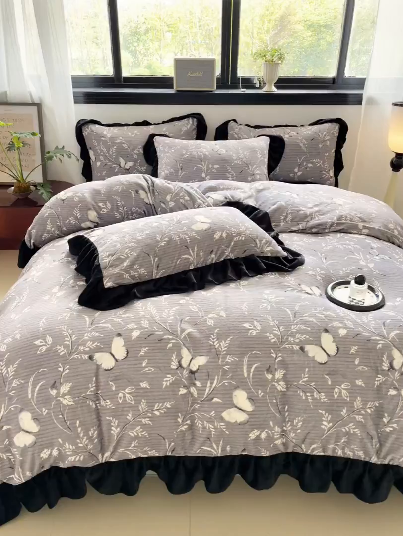 91家纺网 家纺一手货源 找家纺 慕澄家纺 2025新款赫本风牛奶绒花边款四件套 花边款-邂逅