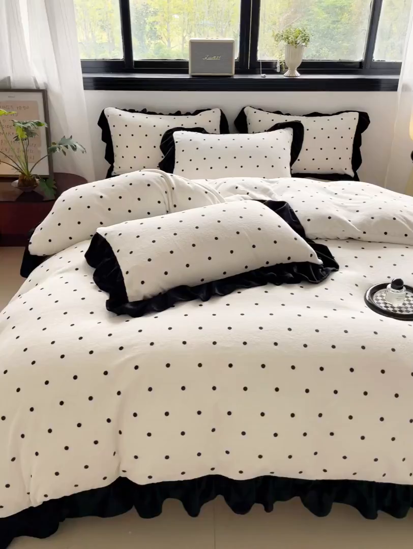 91家纺网 家纺一手货源 找家纺 慕澄家纺 2025新款赫本风牛奶绒花边款四件套 花边款-点点浪漫