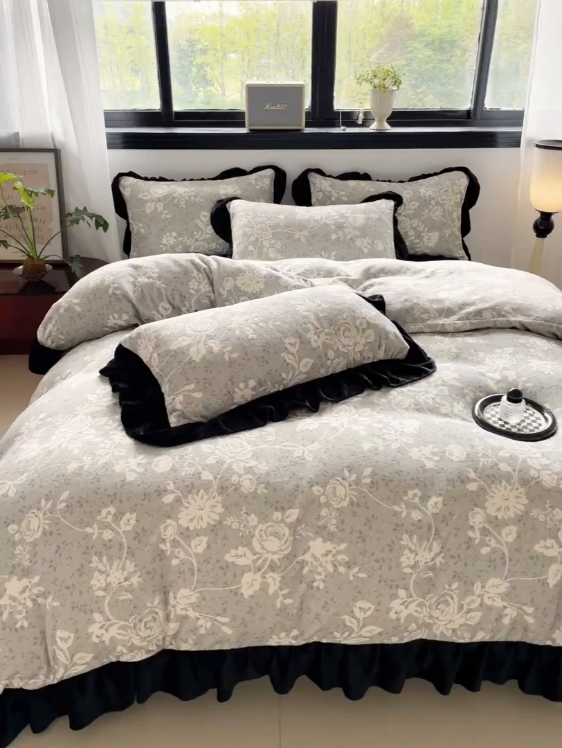 91家纺网 家纺一手货源 找家纺 慕澄家纺 2025新款赫本风牛奶绒花边款四件套 花边款-绿色心情