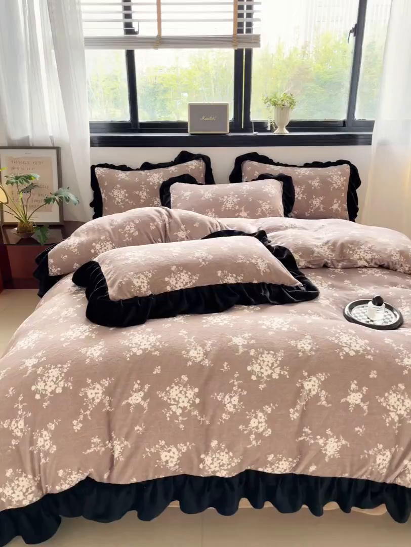 91家纺网 家纺一手货源 找家纺 慕澄家纺 2025新款赫本风牛奶绒花边款四件套 花边款-迷情花
