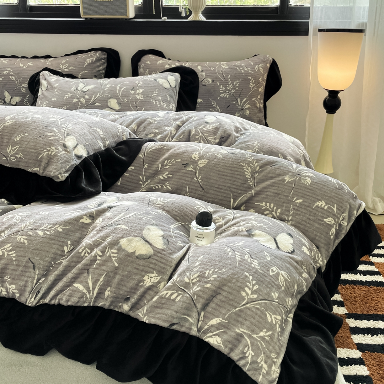 91家纺网 家纺一手货源 找家纺 慕澄家纺 2025新款赫本风牛奶绒花边款四件套 花边款-邂逅