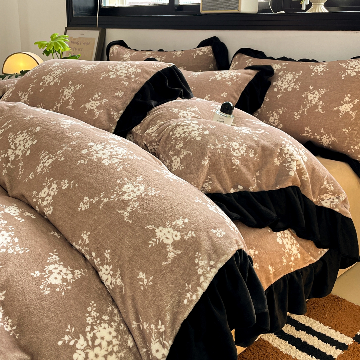 91家纺网 家纺一手货源 找家纺 慕澄家纺 2025新款赫本风牛奶绒花边款四件套 花边款-迷情花