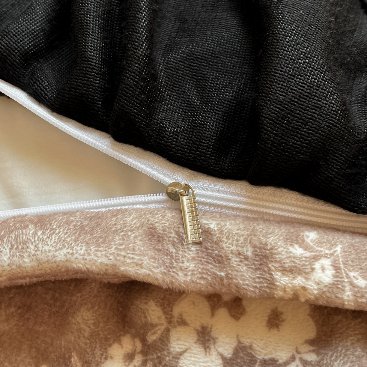 91家纺网 家纺一手货源 找家纺 慕澄家纺 2025新款赫本风牛奶绒花边款四件套 花边款-迷情花