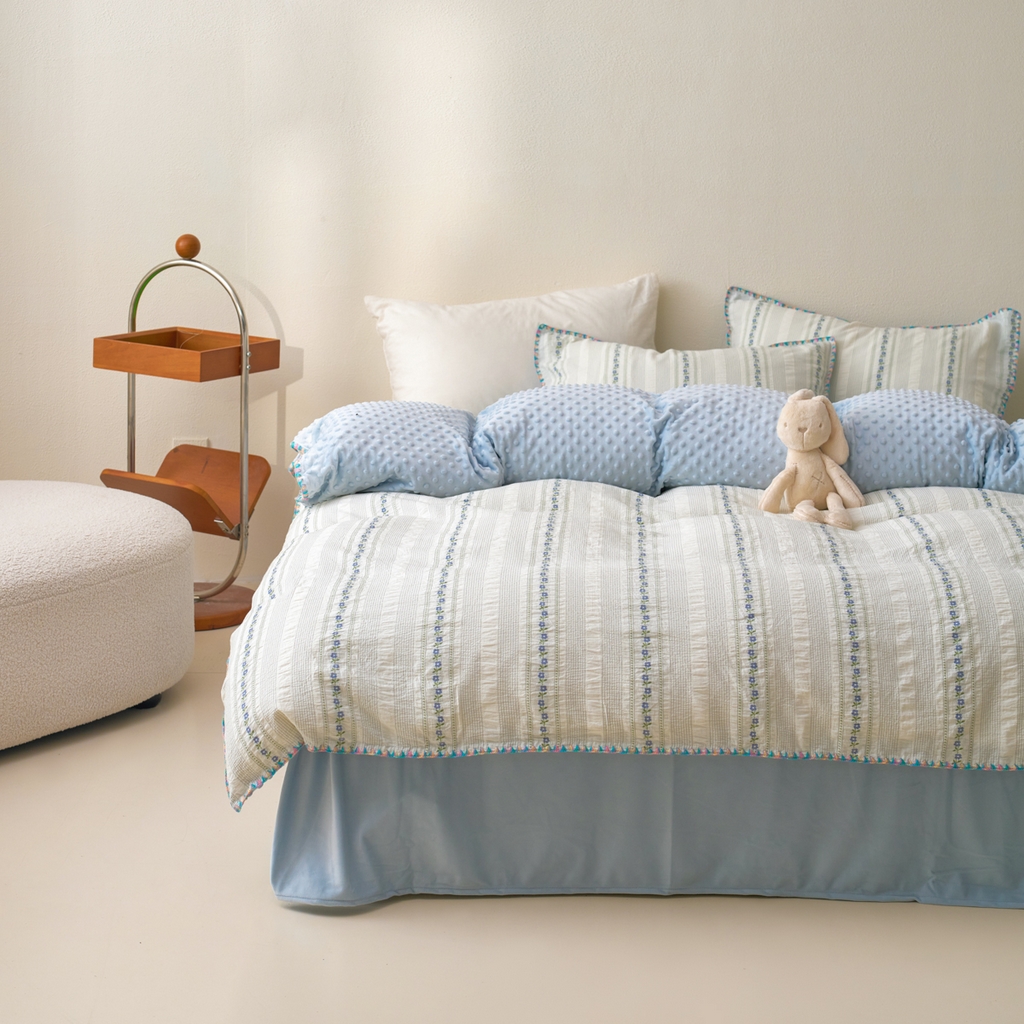 91家纺网 家纺一手货源 找家纺 洋铭区（原狠狠爱） 2025秋冬新款水洗棉色织提花+豆豆绒四件套 暗香蓝花