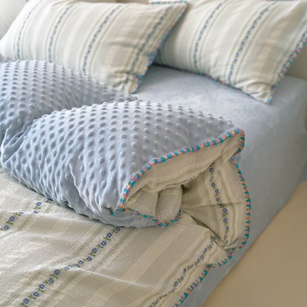 91家纺网 家纺一手货源 找家纺 洋铭区（原狠狠爱） 2025秋冬新款水洗棉色织提花+豆豆绒四件套 暗香蓝花